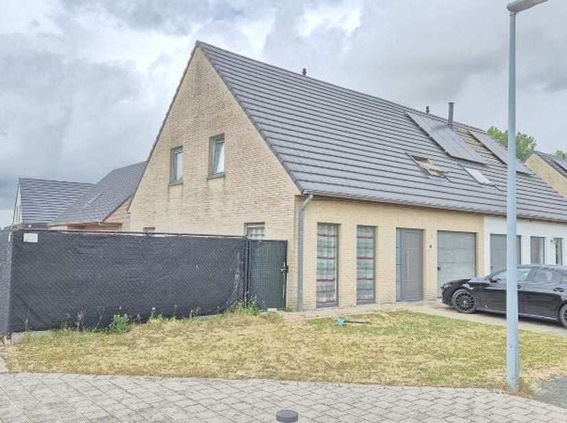 Rustig gelegen recente HOB te Heestert (Zwevegem) omvattende o.a. op het GELIJKVLOERS: - Inkomhal met gastentoilet. - Lichtrijke living met salon en e
